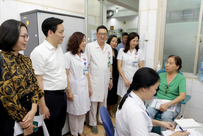 Lãnh đạo phường trực tiếp hỏi thăm sức khỏe, động viên người cao tuổi. Ảnh: MT