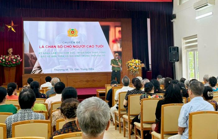 Phường Nghĩa Đô tuyền truyền an toàn không gian mạng cho người cao tuổi. Ảnh: MT