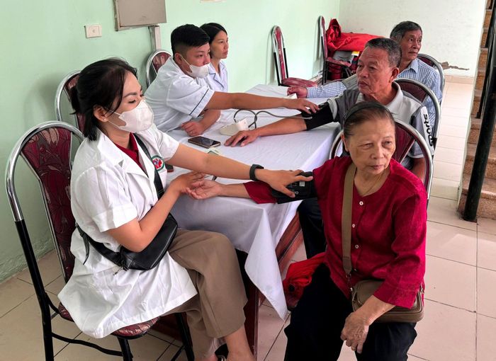 Phường Nghĩa Đô khám sức khỏe miễn phí cho người cao tuổi. Ảnh: MT