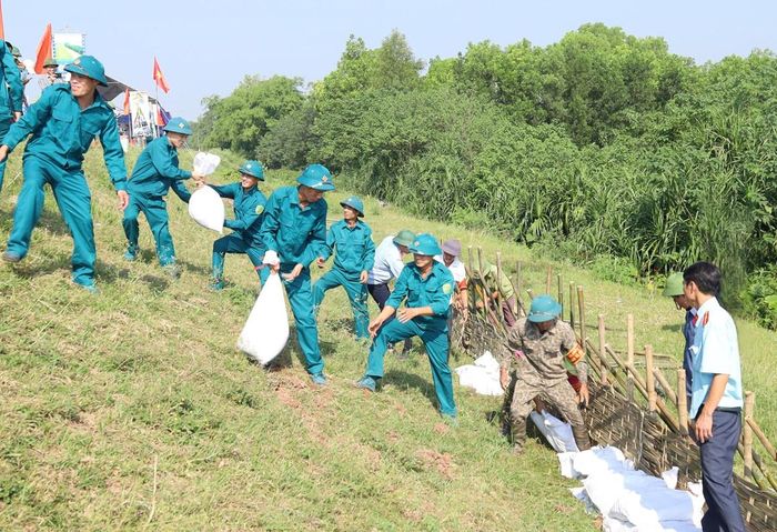 Diễn tập xử lý tình huống sạt mái đê hữu Hồng. Ảnh: Bảo Châu