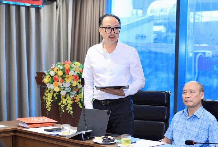 Phó Giám đốc Sở Nông nghiệp và Môi trường Nguyễn Minh Tấn thông tin về công tác phòng, chống thiên tai và tìm kiếm cứu nạn năm 2026 trên địa bàn thành phố tại hội nghị. Ảnh: Quang Thái