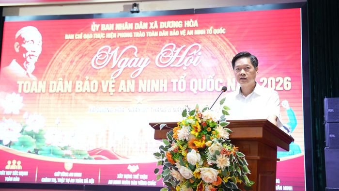 Bí thư Đảng ủy, Chủ tịch HĐND xã Dương Hòa Phùng Bá Nhân phát biểu tại ngày hội. Ảnh: PV