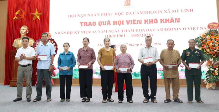 Xã Mê Linh cùng đại diện các đơn vị, nhà tài trợ trao tặng các phần quà ý nghĩa cho các nạn nhân và gia đình nạn nhân chất độc da cam/dioxin. Ảnh: PV