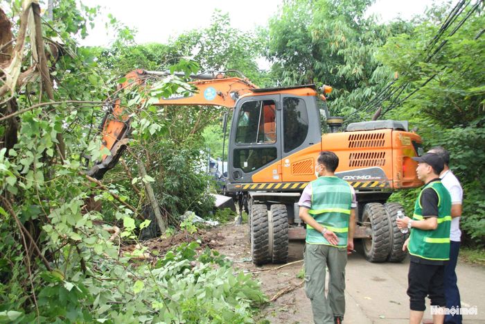Máy móc được huy động phục vụ công tác cưỡng chế, giải phóng mặt bằng. Ảnh: Cao Kỳ