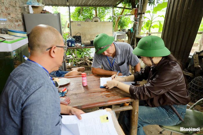 Lực lượng chức năng ghi nhận hiện trạng phục vụ công tác cưỡng chế, giải phóng mặt bằng. Ảnh: Tuệ Lâm