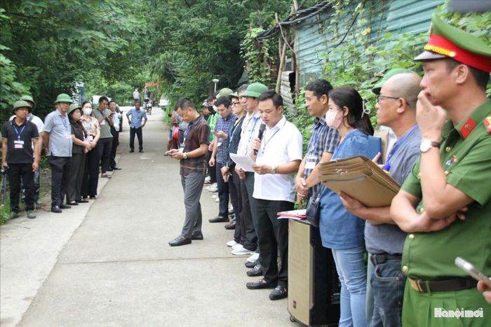 Công bố quyết định cưỡng chế thu hồi đất tại hiện trường. Ảnh: Cao Kỳ