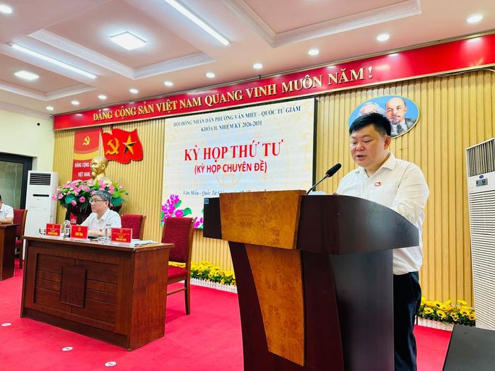 Phó Bí thư Thường trực Đảng ủy, Chủ tịch HĐND phường Văn Miếu - Quốc Tử Giám Trần Đức Hiếu phát biểu tại kỳ họp. Ảnh: Quyên An