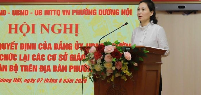 Bà Cấn Thị Việt Hà, Bí thư Đảng ủy, Chủ tịch HĐND phường phát biểu tại hội nghị. Ảnh Thu Oanh