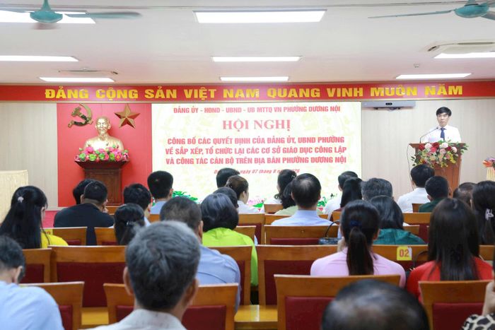 Ông Ngô Đức Kiên, Trưởng phòng Văn hóa Xã hội phường công bố các quyết định. Ảnh Thu Oanh