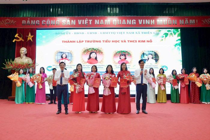 Bí thư Đảng ủy xã Phạm Xuân Toàn và Chủ tịch UBND xã Nguyễn Hữu Dũng trao quyết định thành lập cho các trường. Ảnh: PV