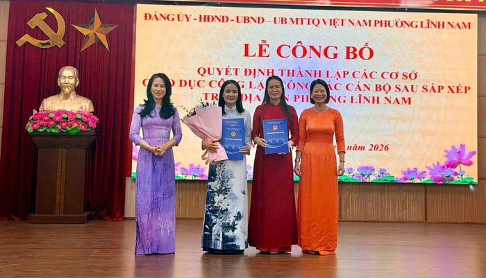 Lãnh đạo phường Lĩnh Nam trao quyết định bổ nhiệm cán bộ quản lý các trường sau khi sắp xếp. Ảnh: PV