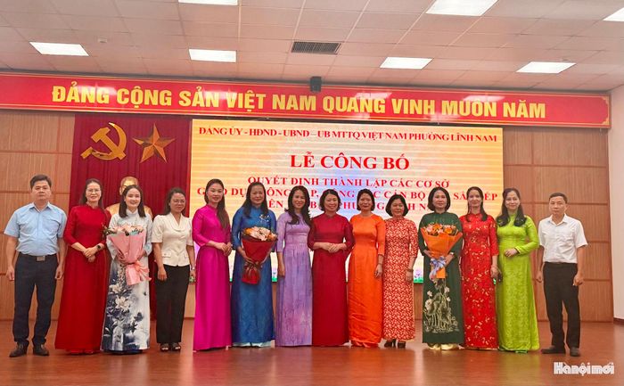 Lãnh đạo phường Lĩnh Nam chụp ảnh lưu niệm với Ban giám hiệu các nhà trường sau sắp xếp. Ảnh: PV