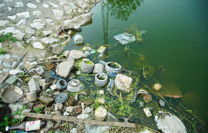 Hồ Hạ Đình cạn nước đã để lộ nhiều chất thải. Ảnh ST