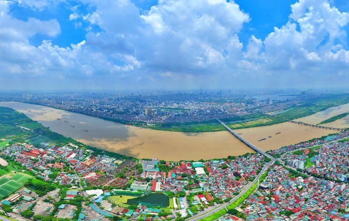 Trong Quy hoạch tổng thể Thủ đô Hà Nội tầm nhìn 100 năm, sông Hồng được định vị là trục cảnh quan sinh thái trung tâm, mở ra hướng phát triển mới, hài hòa giữa bảo vệ môi trường, phòng chống thiên tai, bảo tồn di sản và kiến tạo thêm những không gian sống chất lượng cho người dân. Ảnh PH