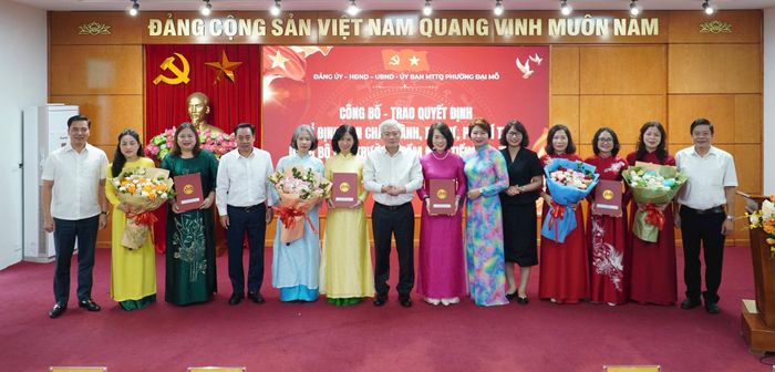 Lãnh đạo phường Đại Mỗ trao quyết định bổ nhiệm cho hiệu trưởng các trường.