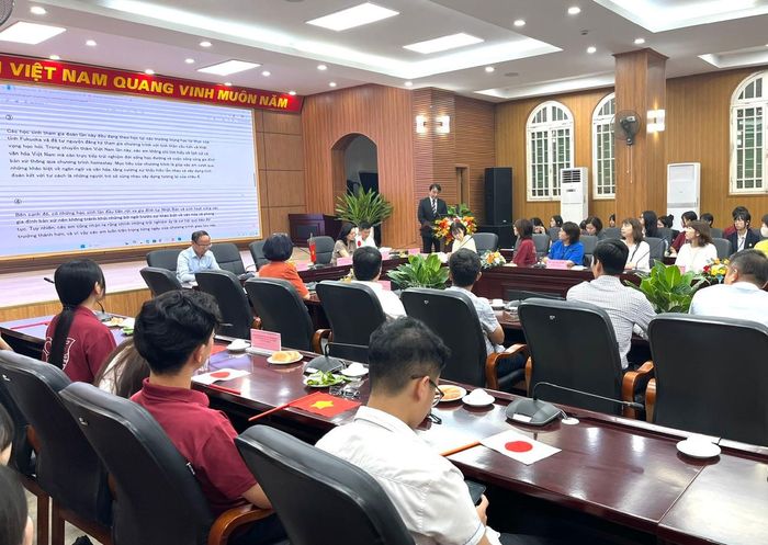 Đại diện đoàn cán bộ, giáo viên, học sinh tỉnh Fukuoka (Nhật Bản) phát biểu. Ảnh: Lê Nguyễn