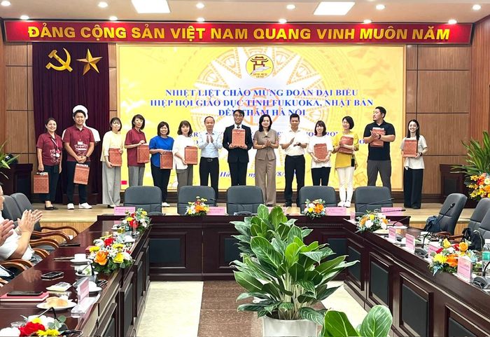 Ban Giám đốc Sở Giáo dục và Đào tạo Hà Nội tặng quà đoàn Fukuok (Nhật Bản). Ảnh: Lê Nguyễn