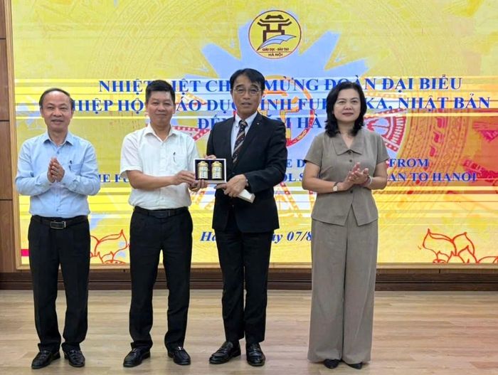 Đại diện đoàn Fukuoka (Nhật Bản) tặng quà tới ngành Giáo dục và Đào tạo Hà Nội. Ảnh: Lê Nguyễn 