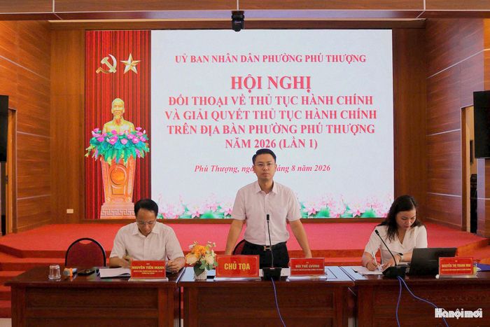 Phó Chủ tịch UBND phường Phú Thượng Bùi Thế Cường trả lời ý kiến của cá nhân, công dân và đại diện tổ chức tham dự hội nghị. Ảnh: Hữu Vượng