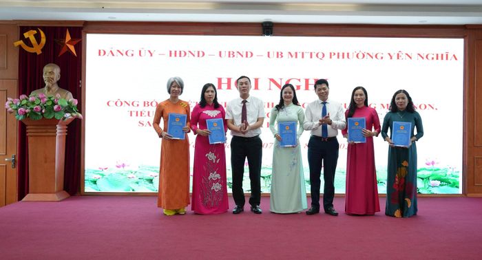 Đại diện Ban Giám hiệu các trường nhận quyết định thành lập tại hội nghị. Ảnh: NT