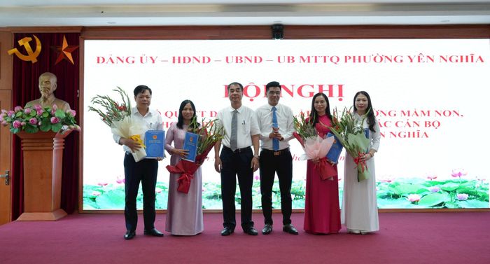 Lãnh đạo phường Yên Nghĩa trao quyết định điều động, bổ nhiệm Hiệu trưởng, Phó Hiệu trưởng trường Tiểu học Lê Trọng Tấn sau sắp xếp. Ảnh: NT