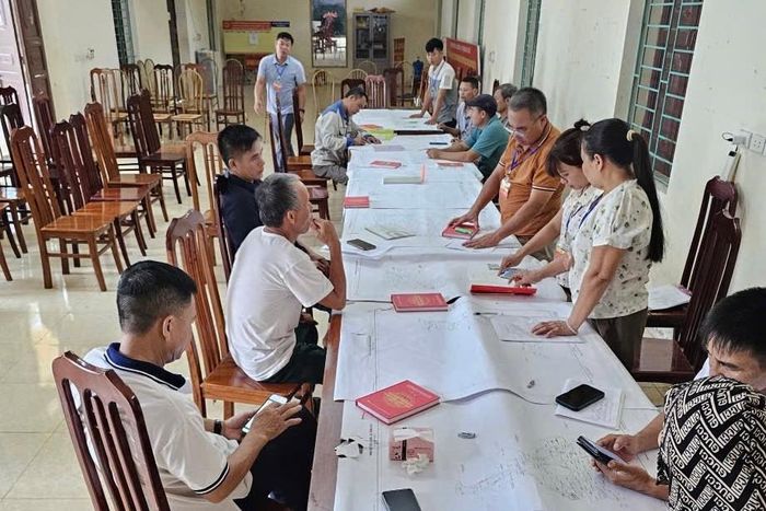 Các tổ công tác khẩn trương rà soát, đối chiếu hồ sơ nhằm bảo đảm tiến độ Chiến dịch cao điểm 45 ngày. Ảnh: PV