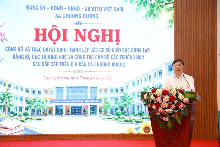 Phó chủ tịch UBND xã Chương Dương Nguyễn Trọng Đô báo cáo phương án sắp xếp. Ảnh: Phóng viên