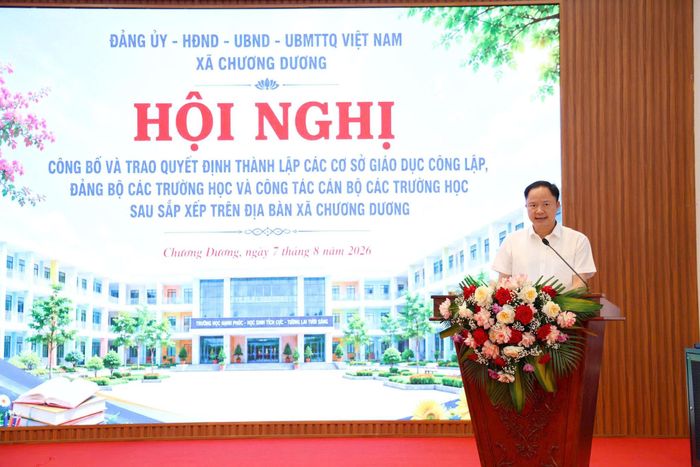 Ông Vũ Văn Tuân, Bí thư Đảng ủy, Chủ tịch HĐND xã Chương Dương phát biểu giao nhiệm vụ. Ảnh: Phóng viên