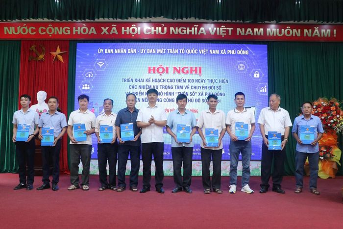 Ra mắt 31 Tổ chuyển đổi số cộng đồng ở 31 thôn trên địa bàn. Ảnh: Thủy Linh