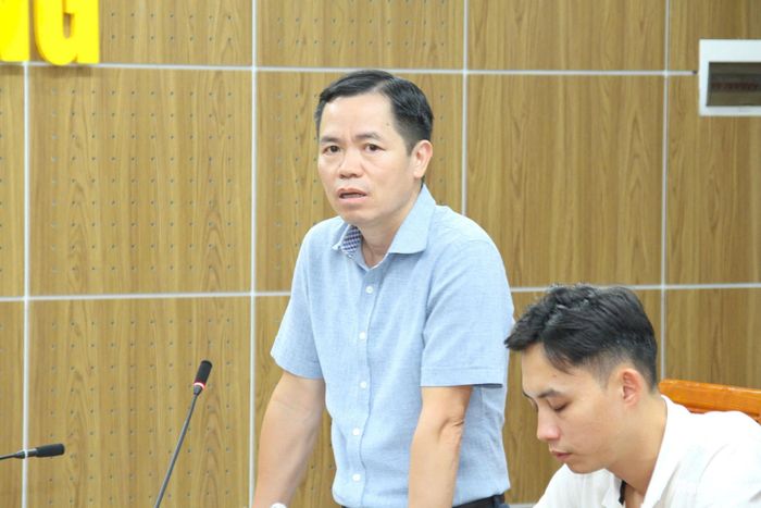 Ông Nguyễn Quang Ngọc, Trưởng phòng Kinh tế, Hạ tầng và Đô thị phường Phú Thượng thông báo về tiến độ cập nhật, chuẩn hóa dữ liệu đất đai tại hội nghị. Ảnh: Cao Kỳ