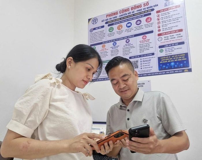 Tổ chuyển đổi số cộng đồng ở thôn Vạn Điểm duy trì hoạt động, góp phần thực hiện hiệu quả các nhiệm vụ trọng tâm trong đợt cao điểm 100 ngày chuyển đổi số. Ảnh: PV