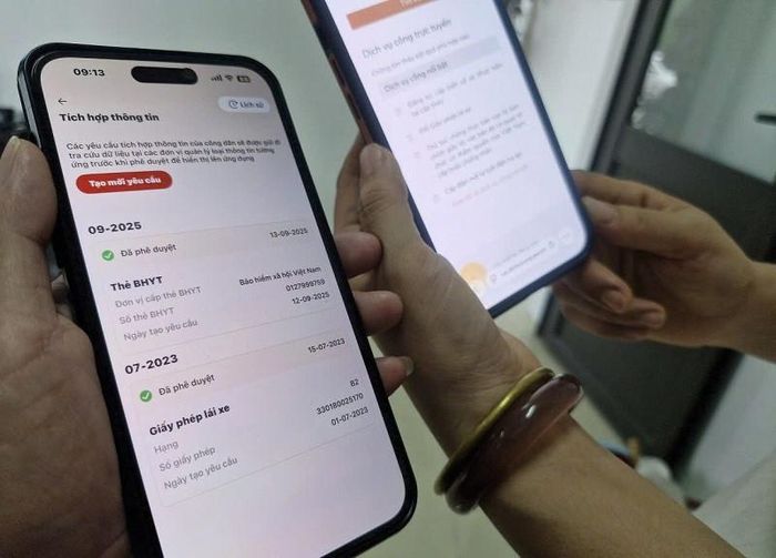 Người dân xã Phú Xuyên sử dụng điện thoại thông minh để tích hợp các thông tin cá nhân, phục vụ tra cứu, giao dịch hành chính. Ảnh: PV