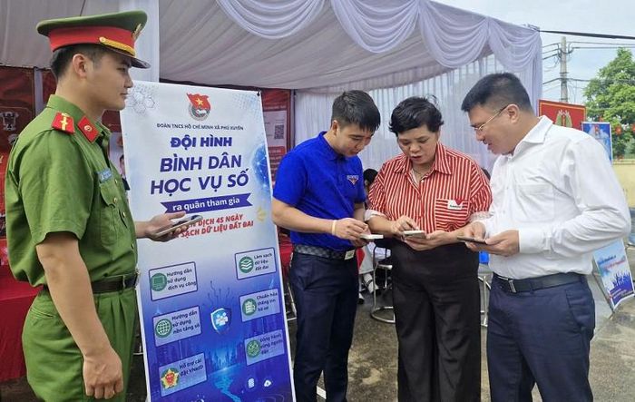 Công tác chuyển đổi số ở xã Phú Xuyên ngày càng đi vào thực chất, hiệu quả, góp phần xây dựng cộng đồng số hiện đại, văn minh, đáp ứng tốt mọi yêu cầu, nhiệm vụ trong giai đoạn mới. Ảnh: PV