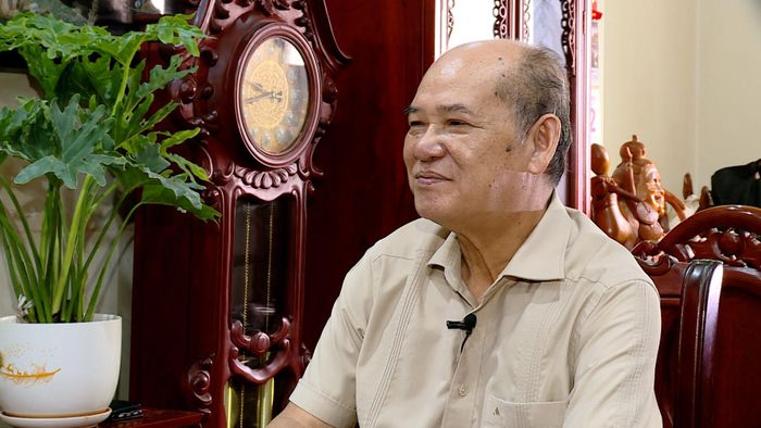 Ông Nguyễn Đức Hà, nguyên Vụ trưởng Vụ Cơ sở Đảng, Ban Tổ chức Trung ương trao đổi về việc đẩy mạnh học tập, thực hành tư tưởng, đạo đức, phương pháp, phong cách Hồ Chí Minh. Ảnh: Quang Hưng