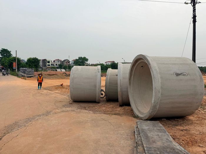 Hệ thống cống được vận chuyển để phục vụ thi công tuyến đường Vành đai 3. Ảnh: Thanh Hà