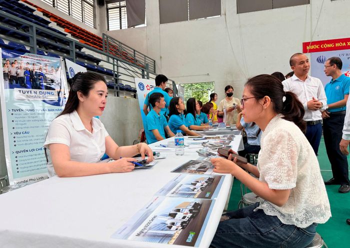 Xã Phúc Thịnh tổ chức ngày hội việc làm để chuyển đổi nghề nghiệp cho người dân. Ảnh: Thanh Hà