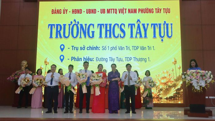 Các đồng chí lãnh đạo phường trao quyết định thành lập trường, chi bộ Trường Mầm non Tây Tựu, Trường Tiểu học Tây Tựu và Trường THCS Tây Tựu. Ảnh: TT