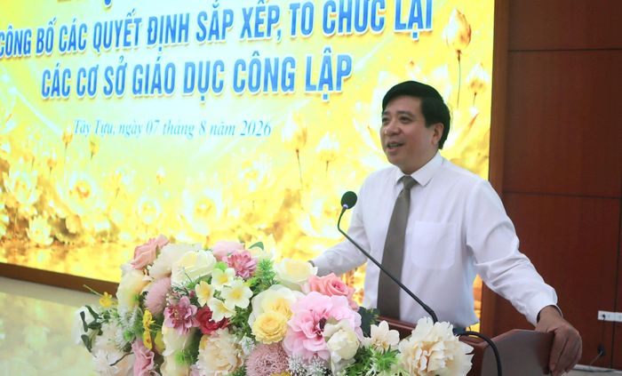 Đồng chí Nguyễn Hữu Tuyến, Bí thư Đảng ủy, Chủ tịch HĐND phường Tây Tựu phát biểu tại hội nghị. Ảnh: TV