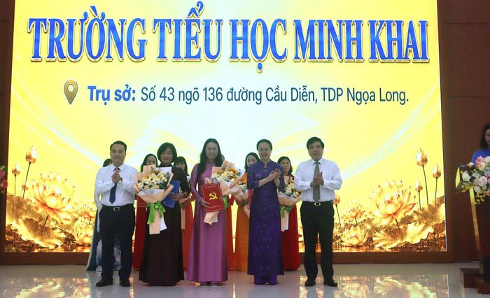 Các đồng chí lãnh đạo phường trao các quyết định thành lập trường và tổ chức Đảng Trường Mầm non và Tiểu học Minh Khai. Ảnh: T.V