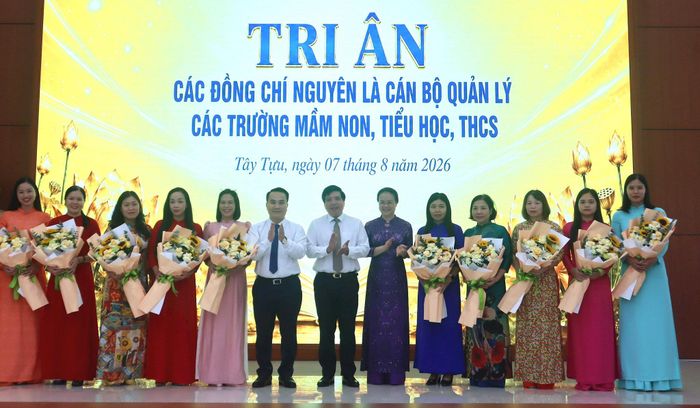 Các đồng chí lãnh đạo phường Tây Tựu tặng hoa tri ân các đồng chí nguyên là cán bộ quản lý. Ảnh: T.Vũ