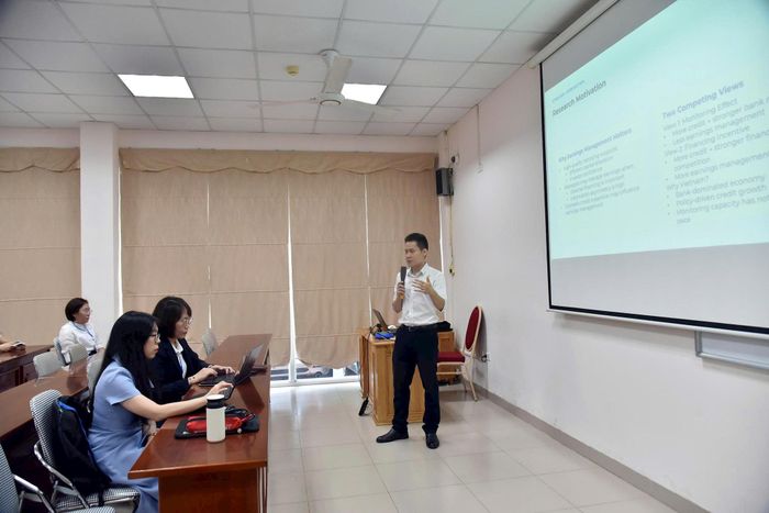 Tác giả trẻ trình bày tham luận tại hội thảo. Ảnh: BTC