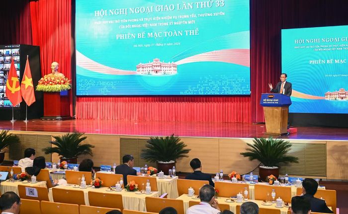 Bộ trưởng Bộ Ngoại giao Lê Hoài Trung phát biểu tại phiên bế mạc toàn thể Hội nghị Ngoại giao lần thứ 33. Ảnh: HL