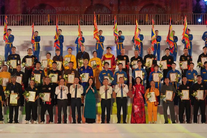 Các đại biểu tặng hoa và Giấy chứng nhận cho các đoàn tham dự Festival. Ảnh: Đình Bảo