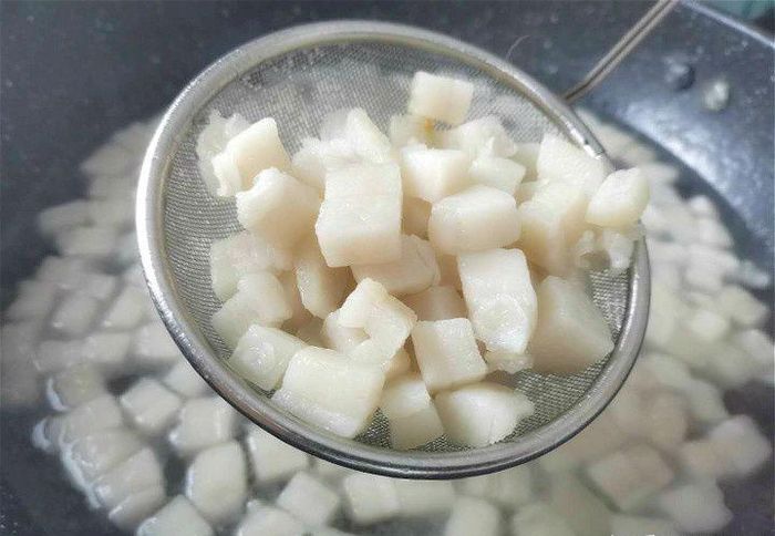 Mỡ trước khi rán được đun rửa sẽ bớt được mùi hôi.