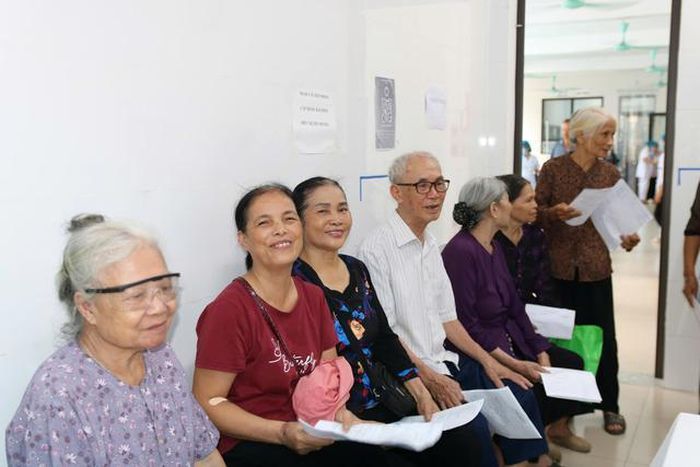 Hà Nội đặt mục tiêu đến hết năm 2026, 100% người thuộc diện hưởng an sinh xã hội (ASXH) trên địa bàn hoàn thành tích hợp tài khoản hưởng ASXH trên ứng dụng VNeID. Ảnh: Bảo Loan