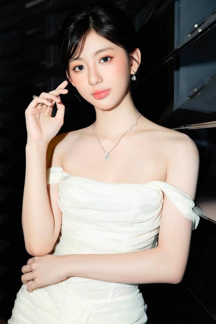 Càng lớn, Chiko càng gây chú ý với gương mặt thanh tú, sống mũi cao, đôi mắt sáng và nụ cười rạng rỡ. Mỗi lần xuất hiện cùng mẹ tại các sự kiện hay trong những bức ảnh đời thường, Chiko đều nhận được nhiều lời khen vì ngoại hình nổi bật.