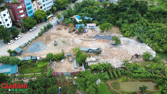 Một số diện tích đất xuất hiện tình trạng tập kết vật liệu xây dựng, trạc thải, xây dựng nhà xưởng.