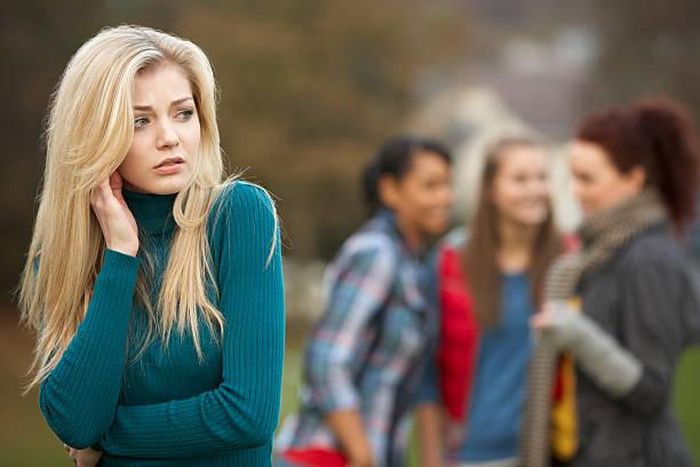 Giữ khoảng cách với những mối quan hệ tiêu cực đôi khi là cách tốt nhất để bảo vệ sự bình yên của chính mình. Ảnh minh họa: iStock