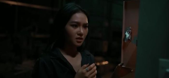 Sương hoảng sợ khi thấy được thiết bị nổ đã được kích hoạt hẹn giờ. Ảnh VTV