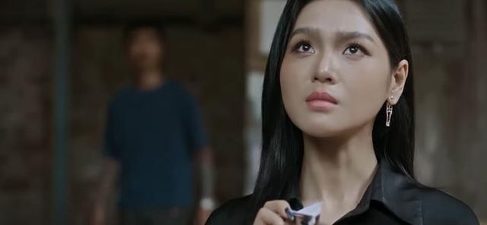 Sương bị Trường nổ phát hiện đang dùng máy bay giấy, có thể là cách truyền tin ra ngoài. Ảnh VTV